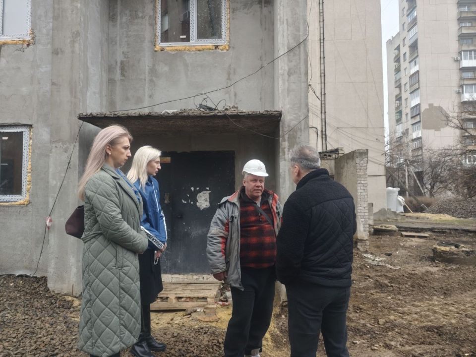 В Краснодоне партийный десант проверил ход работ по народной программе «Единой России» - капитальный ремонт помещений ЗАГСа В Краснодоне партийный десант проверил ход работ по народной программе «Единой России» - капитальный ремонт помещений ЗАГСа