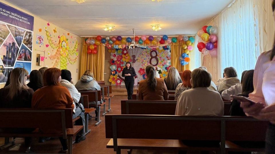 В Лутугино прошла встреча с педагогами и родителями на тему «Профилактика деструктивного поведения несовершеннолетних» В Лутугино прошла встреча с педагогами и родителями на тему «Профилактика деструктивного поведения несовершеннолетних»