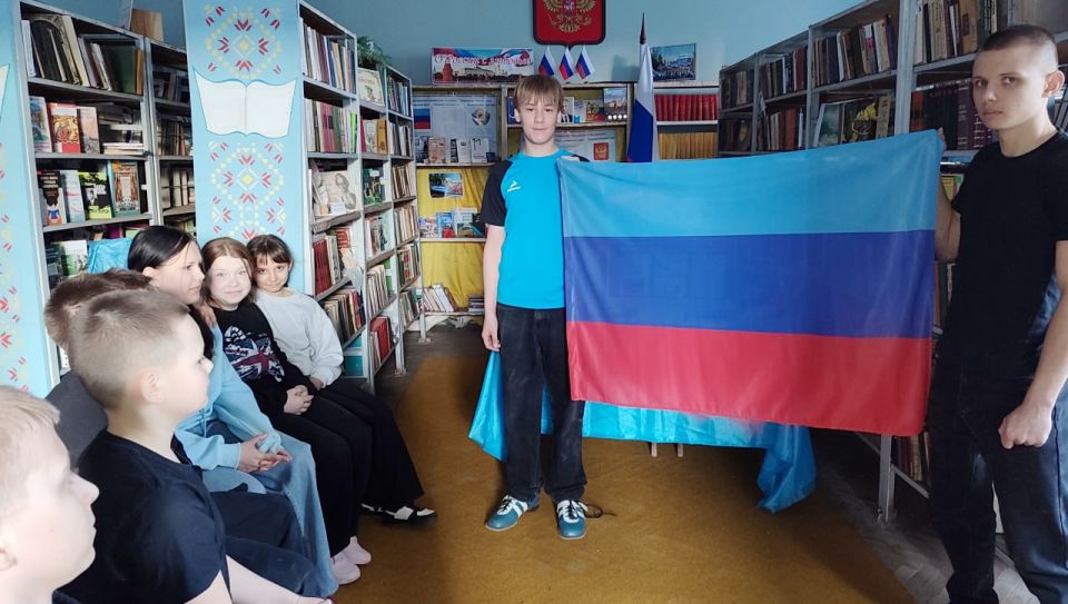 В Лозовской библиотеке состоялся урок патриотизма В Лозовской библиотеке состоялся урок патриотизма