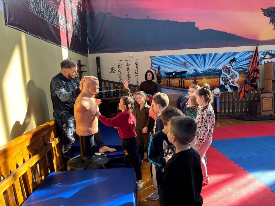 Лутугинскую спортивную школу посетили воспитанники детского сада «Ласточка» Лутугинскую спортивную школу посетили воспитанники детского сада «Ласточка»