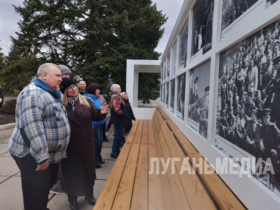 В Ровеньках открылась уличная выставка «Театральная площадь» В Ровеньках открылась уличная выставка «Театральная площадь»