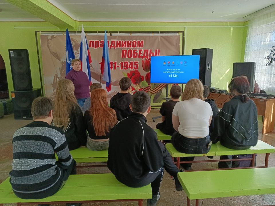 Сотрудники Дома культуры им. Ленина пгт Новодарьевка провели показ социальных роликов по ПДД «Безопасная дорога» для обучающихся «Новодарьевская школа им. В.Д. Луганского» Сотрудники Дома культуры им. Ленина пгт Новодарьевка провели показ социальных роликов по ПДД «Безопасная дорога» для обучающихся «Новодарьевская школа им. В.Д. Луганского»