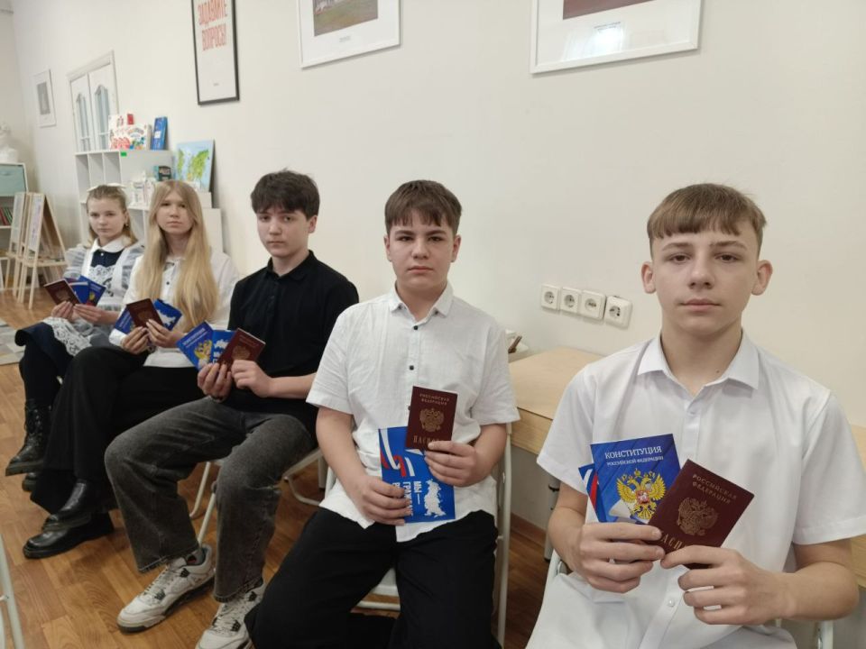 Торжественное вручение паспортов РФ в Ровеньках! В День Воссоединения Крыма с Россией, в Ровеньках состоялось знаменательное событие! В рамках акции «Мы – граждане России!» юные ровенчане получили главный документ – паспорт... Торжественное вручение паспортов РФ в Ровеньках! В День Воссоединения Крыма с Россией, в Ровеньках состоялось знаменательное событие! В рамках акции «Мы – граждане России!» юные ровенчане получили главный документ – паспорт...