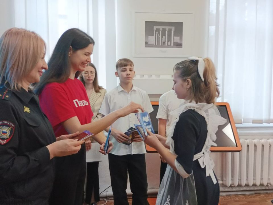 Торжественное вручение паспортов РФ в Ровеньках! В День Воссоединения Крыма с Россией, в Ровеньках состоялось знаменательное событие! В рамках акции «Мы – граждане России!» юные ровенчане получили главный документ – паспорт... Торжественное вручение паспортов РФ в Ровеньках! В День Воссоединения Крыма с Россией, в Ровеньках состоялось знаменательное событие! В рамках акции «Мы – граждане России!» юные ровенчане получили главный документ – паспорт...
