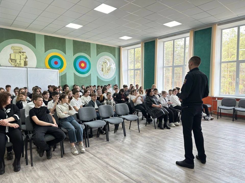 Сотрудники Госавтоинспекции проводят профилактические мероприятия с детьми в рамках акций «Весенние каникулы» Сотрудники Госавтоинспекции проводят профилактические мероприятия с детьми в рамках акций «Весенние каникулы»