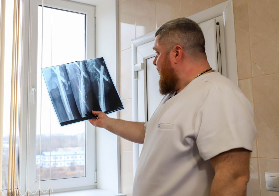 Первые шаги. В Луганской республиканской клинической больнице выполнено ревизионное эндопротезирование тазобедренного сустава пациенту с тяжелыми последствиями осколочного ранения Первые шаги. В Луганской республиканской клинической больнице выполнено ревизионное эндопротезирование тазобедренного сустава пациенту с тяжелыми последствиями осколочного ранения