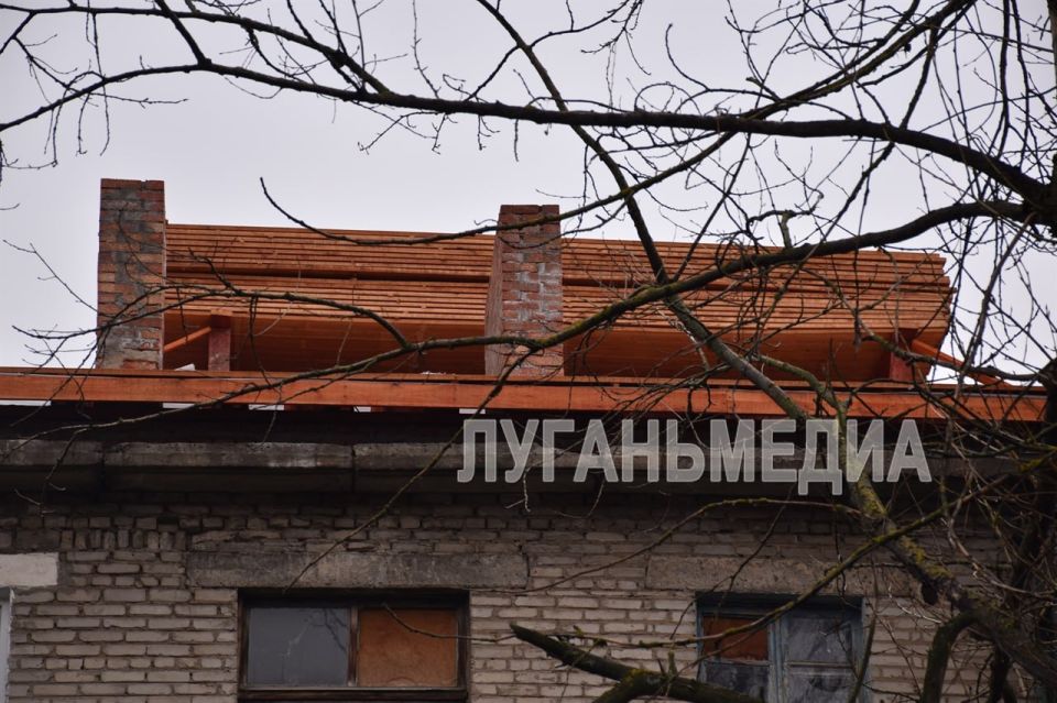 В Суходольске ремонтируют кровлю В Суходольске ремонтируют кровлю
