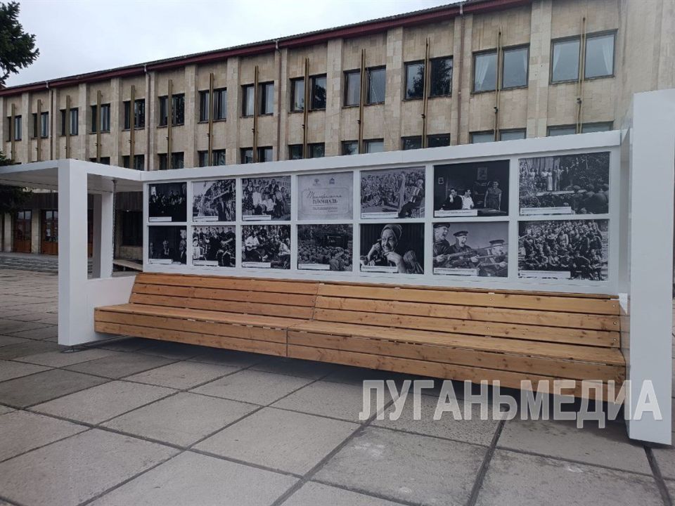 В Ровеньках открылась уличная выставка «Театральная площадь» В Ровеньках открылась уличная выставка «Театральная площадь»