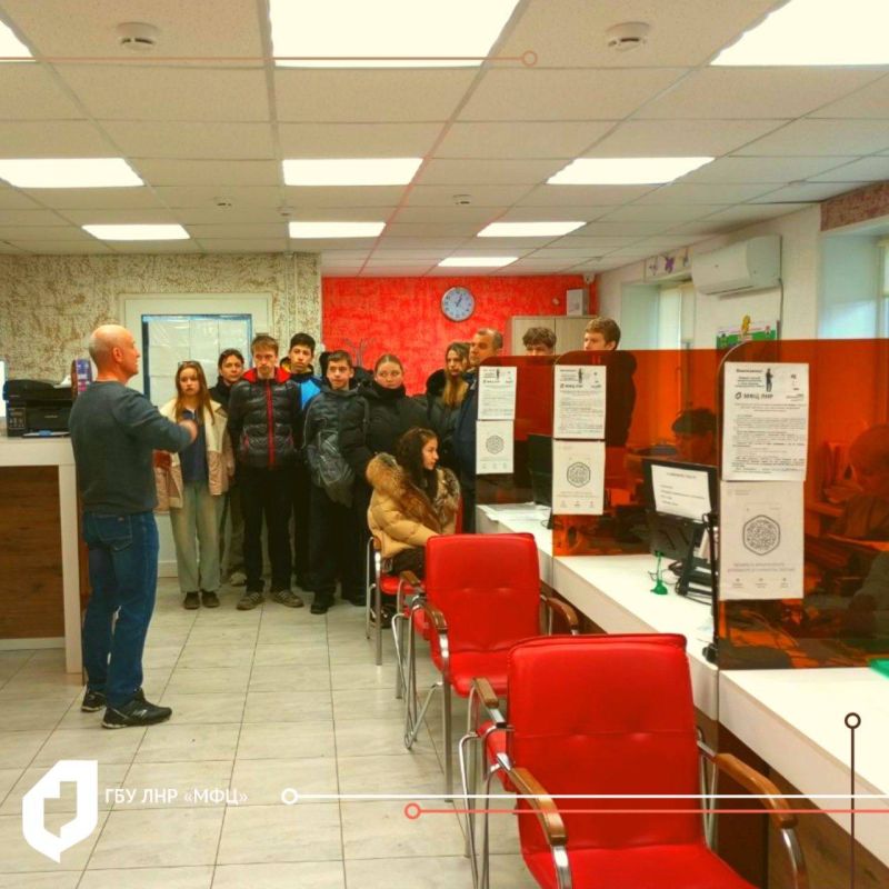 Экскурсия в сердце государственных услуг: В двух офисах "Мои документы" прошла профориентация молодёжи Экскурсия в сердце государственных услуг: В двух офисах "Мои документы" прошла профориентация молодёжи