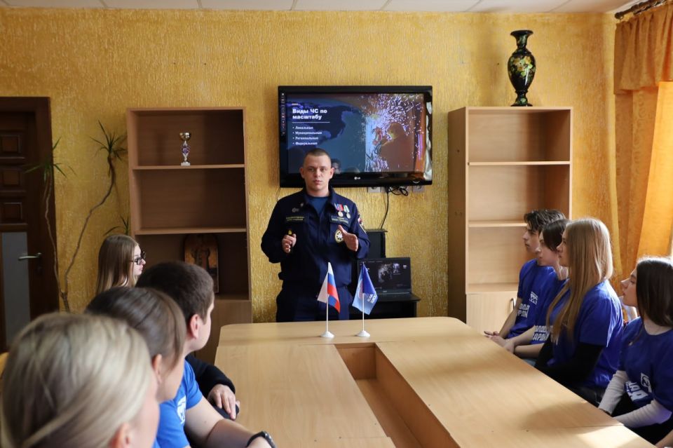 В Луганске активистов МГЕР учат, как правильно вести себя во время чрезвычайных ситуаций В Луганске активистов МГЕР учат, как правильно вести себя во время чрезвычайных ситуаций