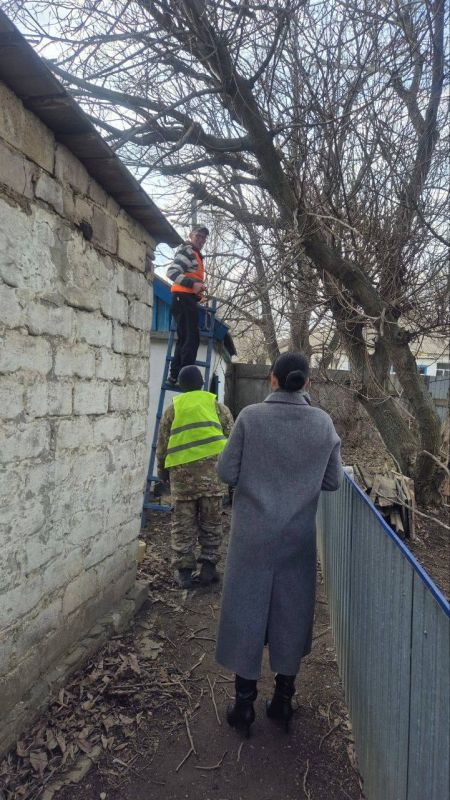 В рамках акции "Добрые дела" сотрудники отдела жизнеобеспечения пгт Дзержинский, пгт Нагольно Тарасовка оказали помощь одинокому, пожилому жителю пгт Нагольно-Тарасовка, который обратился с проблемой нависания ветвей... В рамках акции "Добрые дела" сотрудники отдела жизнеобеспечения пгт Дзержинский, пгт Нагольно Тарасовка оказали помощь одинокому, пожилому жителю пгт Нагольно-Тарасовка, который обратился с проблемой нависания ветвей...