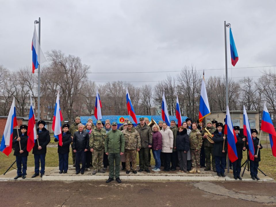 Торжественное построение в кадетском корпусе в честь Дня воссоединения Крыма с Россией Торжественное построение в кадетском корпусе в честь Дня воссоединения Крыма с Россией