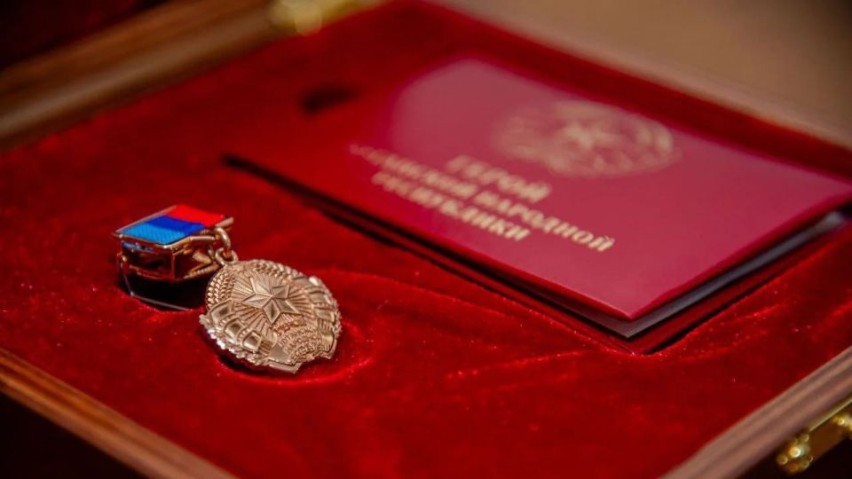 За мужество и самоотверженность при исполнении воинского долга Леонид Пасечник присвоил звание Героя Луганской Народной Республики командиру 31-го отряда БАРС «Пламя» Василию Дубинину За мужество и самоотверженность при исполнении воинского долга Леонид Пасечник присвоил звание Героя Луганской Народной Республики командиру 31-го отряда БАРС «Пламя» Василию Дубинину