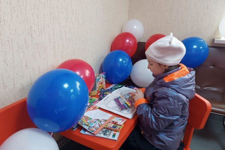 Единороссы передали МФЦ «Мои документы» Свердловска наполнение для детского уголка в зоне ожидания для клиентов Единороссы передали МФЦ «Мои документы» Свердловска наполнение для детского уголка в зоне ожидания для клиентов