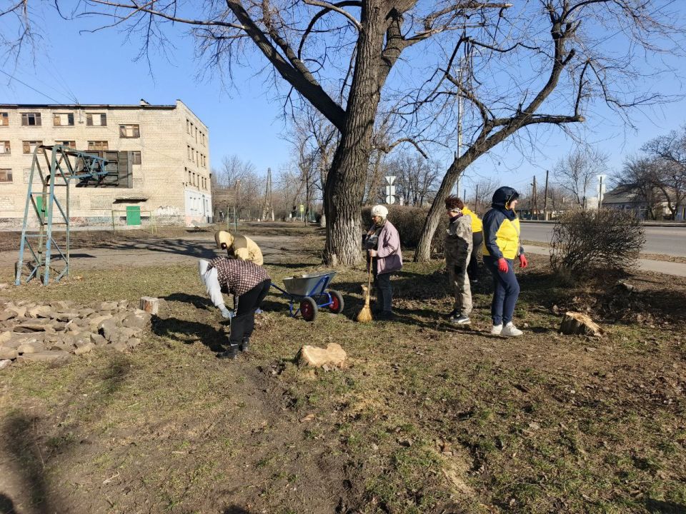 Учреждения культуры Краснолучского округа вышли на весеннюю уборку территорий Учреждения культуры Краснолучского округа вышли на весеннюю уборку территорий