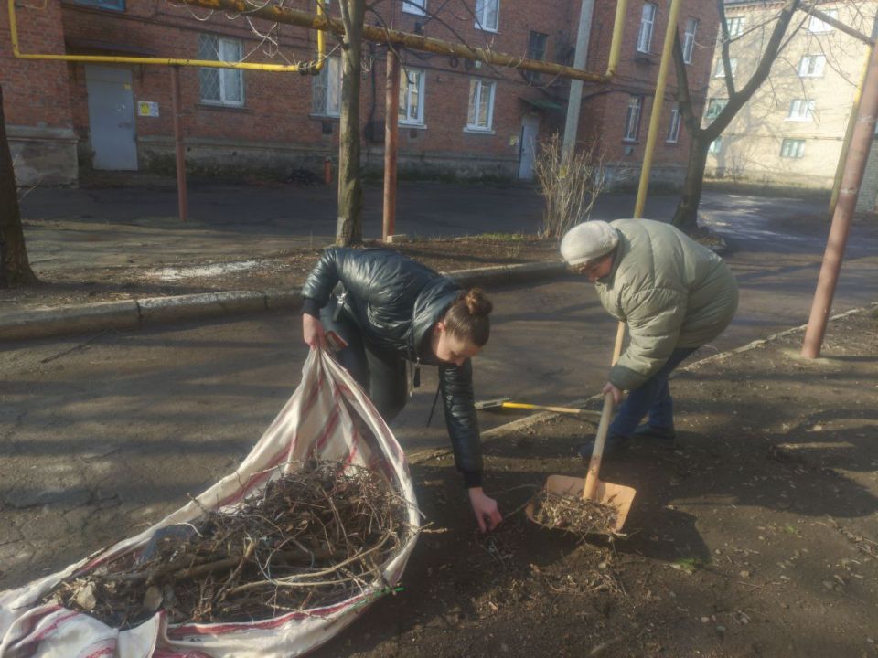 Учреждения культуры Краснолучского округа вышли на весеннюю уборку территорий Учреждения культуры Краснолучского округа вышли на весеннюю уборку территорий