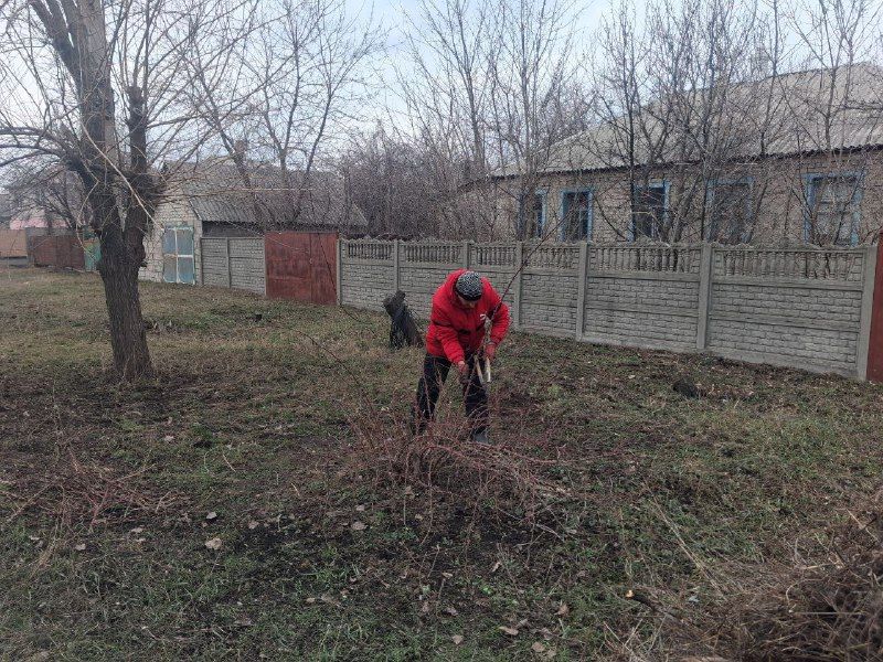 Жители пгт Новодарьевка активно принимают участие в наведении порядка на территории поселка Жители пгт Новодарьевка активно принимают участие в наведении порядка на территории поселка