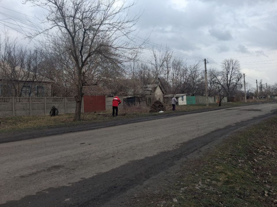 Жители пгт Новодарьевка активно принимают участие в наведении порядка на территории поселка Жители пгт Новодарьевка активно принимают участие в наведении порядка на территории поселка
