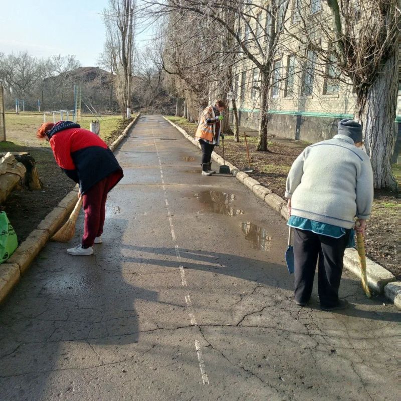 Коллективы образовательных учреждений Краснолучского городского округа принимают активное участие в традиционной весенней уборке подведомственных территорий Коллективы образовательных учреждений Краснолучского городского округа принимают активное участие в традиционной весенней уборке подведомственных территорий