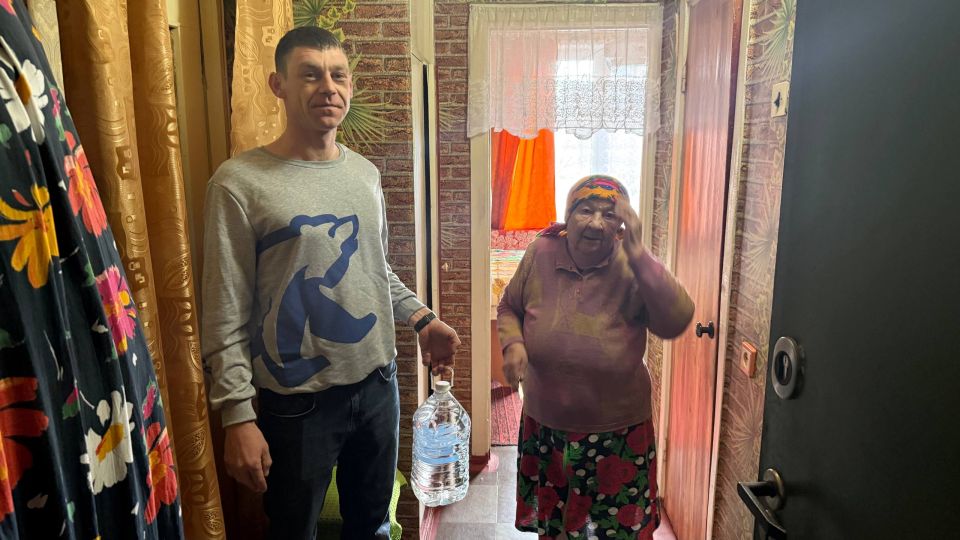 Единороссы Алчевска помогают горожанам Единороссы Алчевска помогают горожанам