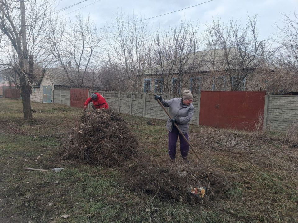 Жители пгт Новодарьевка активно принимают участие в наведении порядка на территории поселка Жители пгт Новодарьевка активно принимают участие в наведении порядка на территории поселка