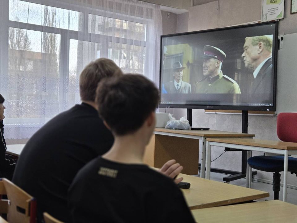 В рамках проекта "Детский спорт" от партии «Единая Россия» в ГБОУ ЛНР "КУВК 5 "Перспектива" имени Героя СВО М.В.Снитко" для обучающихся 9-А,9-Б,11,и 8Б классов был показан фильм "Первый на олимпе" В рамках проекта "Детский спорт" от партии «Единая Россия» в ГБОУ ЛНР "КУВК 5 "Перспектива" имени Героя СВО М.В.Снитко" для обучающихся 9-А,9-Б,11,и 8Б классов был показан фильм "Первый на олимпе"