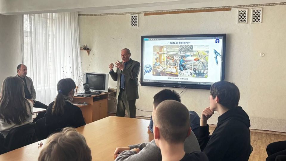 Константин Бутримов: Будущее Республики в руках молодежи: в Луганске прошла встреча в рамках «Русской инженерной школы» Константин Бутримов: Будущее Республики в руках молодежи: в Луганске прошла встреча в рамках «Русской инженерной школы»