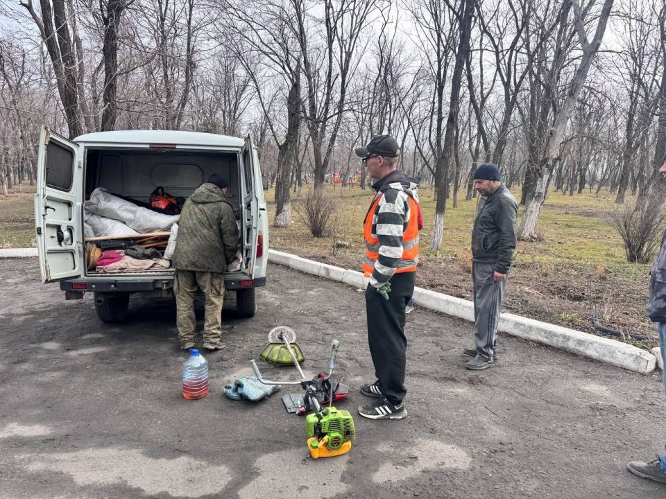 Андрей Рубанцов: Работники отдела жизнеобеспечения пгт Дзержинский, пгт Нагольно – Тарасовка совместно с МУП «ЖЭК» г.Ровеньки провели комплекс работ по содержанию улично-дорожной сети (УДС) на территории посёлка Нагольно -... Андрей Рубанцов: Работники отдела жизнеобеспечения пгт Дзержинский, пгт Нагольно – Тарасовка совместно с МУП «ЖЭК» г.Ровеньки провели комплекс работ по содержанию улично-дорожной сети (УДС) на территории посёлка Нагольно -...
