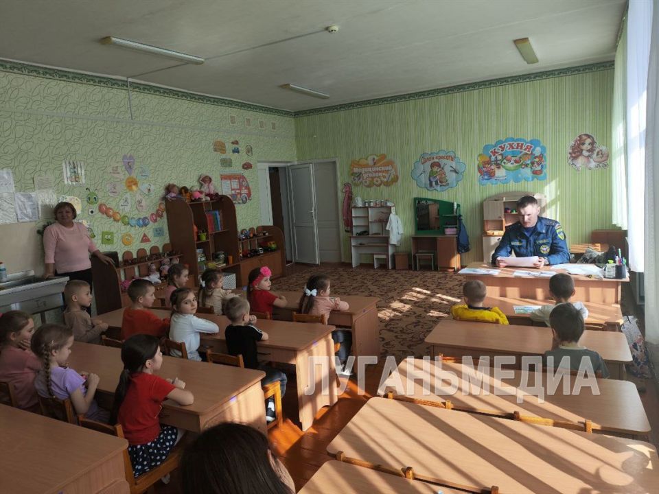 Меловские спасатели провели встречу с воспитанниками яслей-сада Меловские спасатели провели встречу с воспитанниками яслей-сада