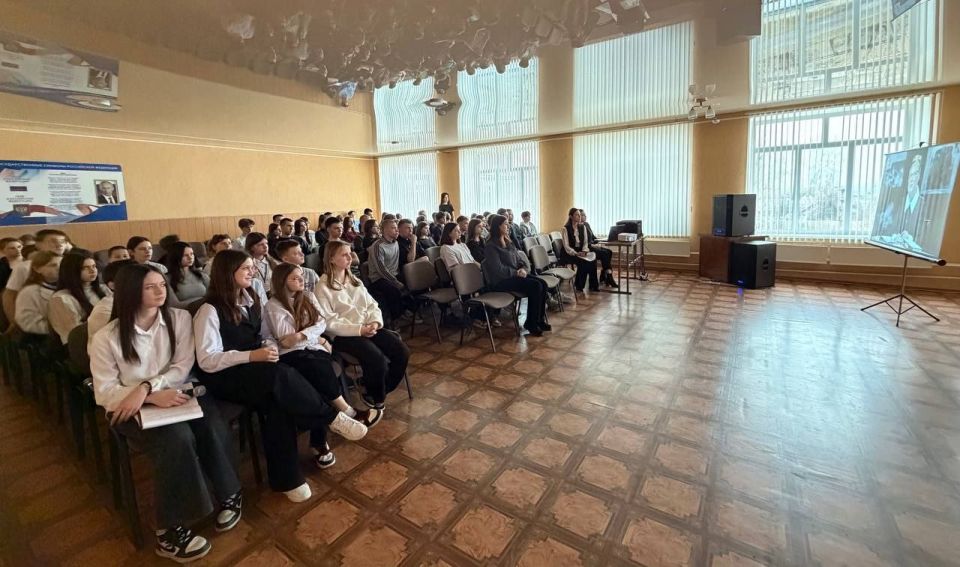 Владимир Чернев: 18 марта в Подгоровской средней школе прошёл урок мужества посвящённый воссоединению Крыма с Российской Федерацией Владимир Чернев: 18 марта в Подгоровской средней школе прошёл урок мужества посвящённый воссоединению Крыма с Российской Федерацией