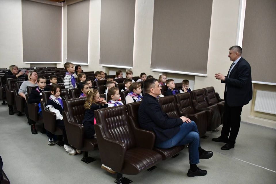 «Разговоры о важном» на производстве: школьники Луганска прикоснулись к истории и будущему промышленности на заводе «Лугамаш» «Разговоры о важном» на производстве: школьники Луганска прикоснулись к истории и будущему промышленности на заводе «Лугамаш»