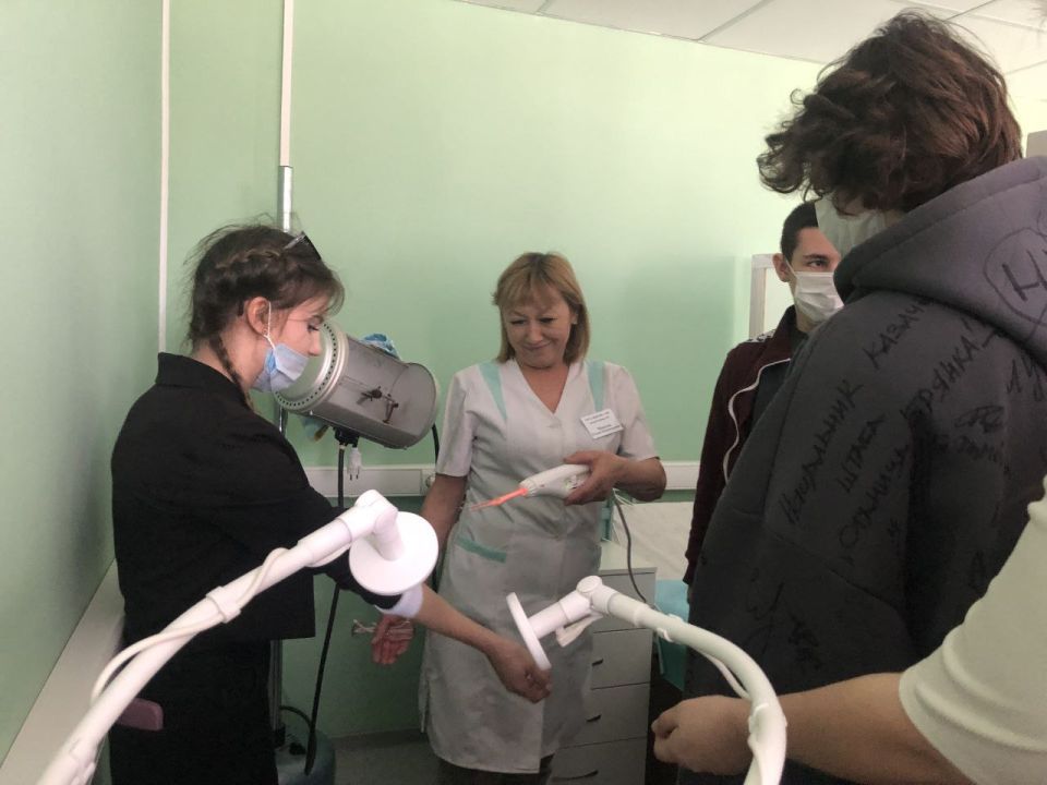 «Здоровое будущее»: Школьников Брянки познакомили с профессией врача «Здоровое будущее»: Школьников Брянки познакомили с профессией врача