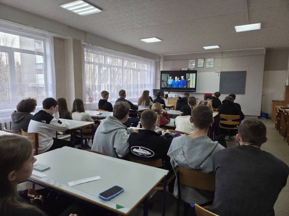 В рамках проекта "Детский спорт" от партии «Единая Россия» в ГБОУ ЛНР "КУВК 5 "Перспектива" имени Героя СВО М.В.Снитко" для обучающихся 9-А,9-Б,11,и 8Б классов был показан фильм "Первый на олимпе" В рамках проекта "Детский спорт" от партии «Единая Россия» в ГБОУ ЛНР "КУВК 5 "Перспектива" имени Героя СВО М.В.Снитко" для обучающихся 9-А,9-Б,11,и 8Б классов был показан фильм "Первый на олимпе"