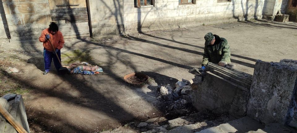 Учреждения культуры Краснолучского округа вышли на весеннюю уборку территорий Учреждения культуры Краснолучского округа вышли на весеннюю уборку территорий