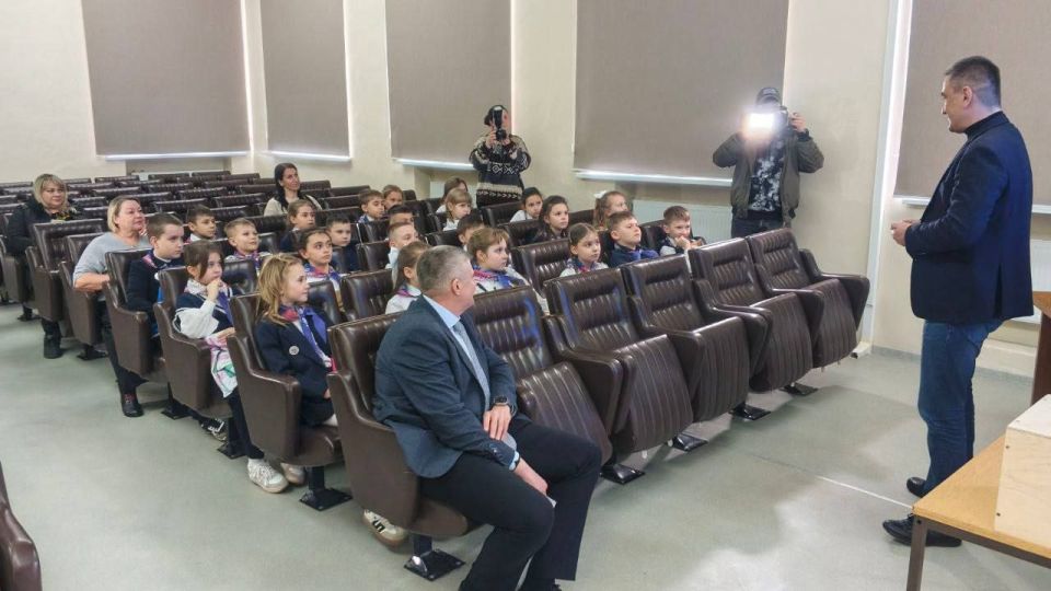 «Разговоры о важном» на производстве: школьники Луганска прикоснулись к истории и будущему промышленности на заводе «Лугамаш» «Разговоры о важном» на производстве: школьники Луганска прикоснулись к истории и будущему промышленности на заводе «Лугамаш»