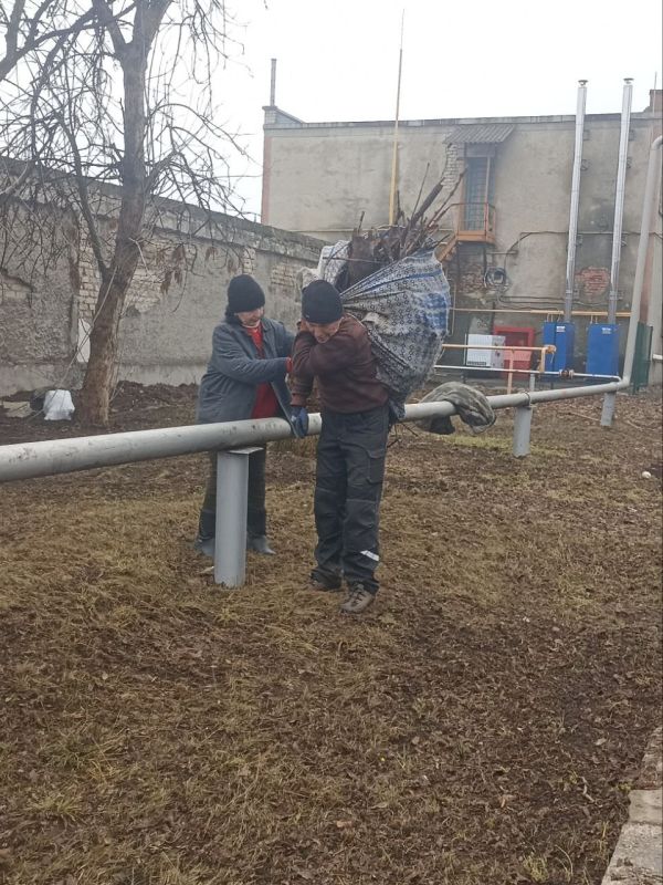 Учреждения культуры Краснолучского округа вышли на весеннюю уборку территорий Учреждения культуры Краснолучского округа вышли на весеннюю уборку территорий
