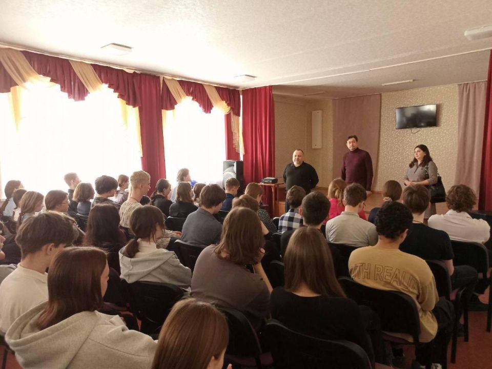 В Перевальске прошли профориентационные встречи медиков со школьниками Перевальских учебных учреждений В Перевальске прошли профориентационные встречи медиков со школьниками Перевальских учебных учреждений
