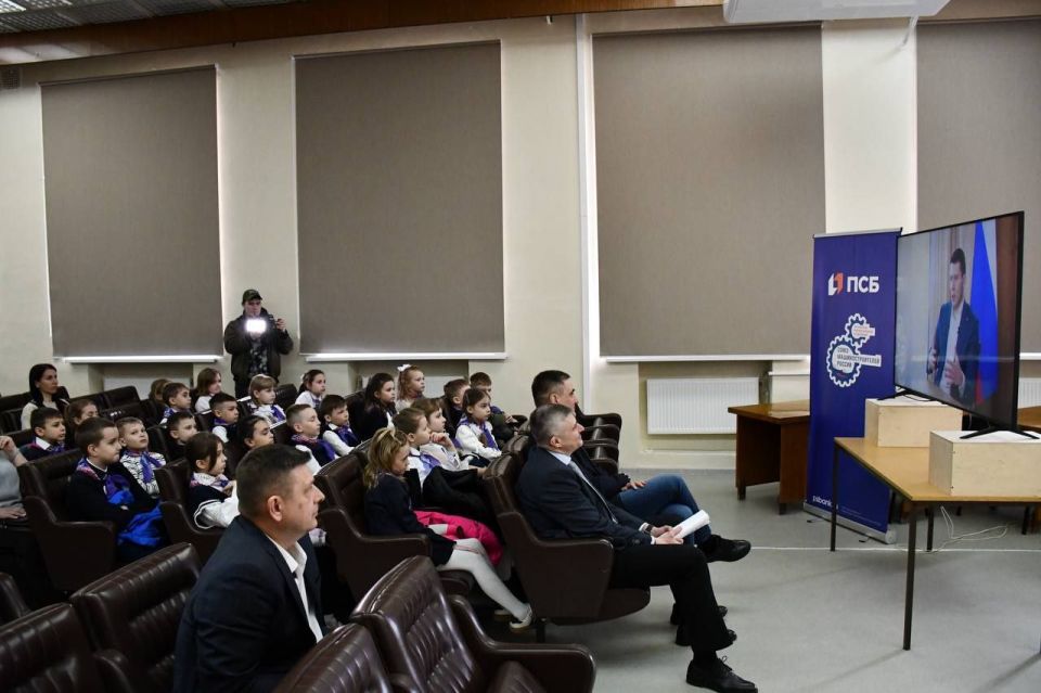 «Разговоры о важном» на производстве: школьники Луганска прикоснулись к истории и будущему промышленности на заводе «Лугамаш» «Разговоры о важном» на производстве: школьники Луганска прикоснулись к истории и будущему промышленности на заводе «Лугамаш»