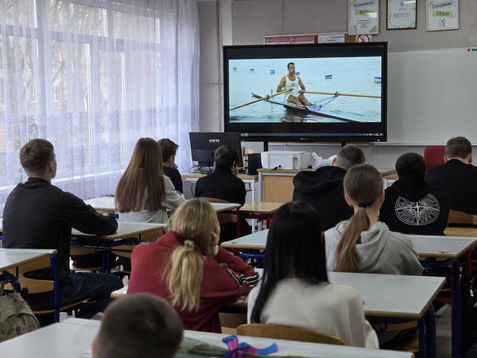 В рамках проекта "Детский спорт" от партии «Единая Россия» в ГБОУ ЛНР "КУВК 5 "Перспектива" имени Героя СВО М.В.Снитко" для обучающихся 9-А,9-Б,11,и 8Б классов был показан фильм "Первый на олимпе" В рамках проекта "Детский спорт" от партии «Единая Россия» в ГБОУ ЛНР "КУВК 5 "Перспектива" имени Героя СВО М.В.Снитко" для обучающихся 9-А,9-Б,11,и 8Б классов был показан фильм "Первый на олимпе"