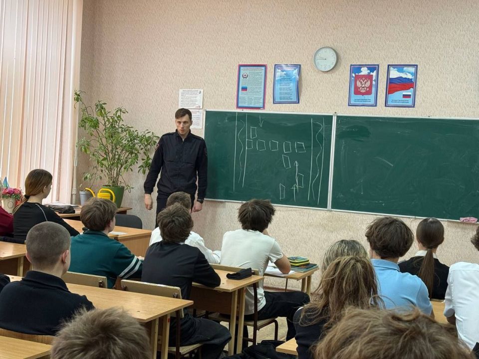 Сотрудники управления региональной Госавтоинспекции встретились с учениками 7–9 классов ГБОУ ЛНР «Луганская средняя школа №33 им. И.С. Малько» и учащимися 8–10 классов ГБОУ ЛНР «Луганская школа №32 им. В.И. Кузнецова» Сотрудники управления региональной Госавтоинспекции встретились с учениками 7–9 классов ГБОУ ЛНР «Луганская средняя школа №33 им. И.С. Малько» и учащимися 8–10 классов ГБОУ ЛНР «Луганская школа №32 им. В.И. Кузнецова»