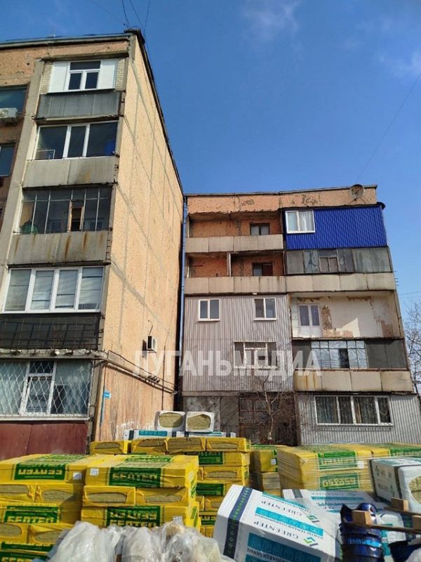 Представители Антрацитовского местного отделения партии «Единая Россия» проинспектировали ход ремонтных работ в одном из МКД города Представители Антрацитовского местного отделения партии «Единая Россия» проинспектировали ход ремонтных работ в одном из МКД города