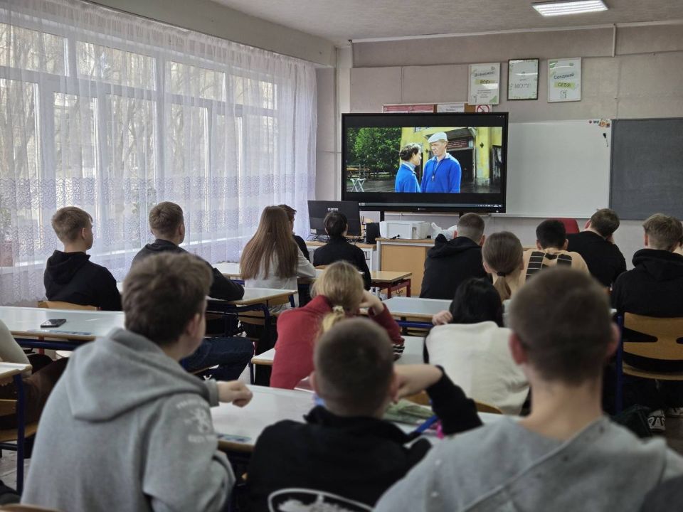 В рамках проекта "Детский спорт" от партии «Единая Россия» в ГБОУ ЛНР "КУВК 5 "Перспектива" имени Героя СВО М.В.Снитко" для обучающихся 9-А,9-Б,11,и 8Б классов был показан фильм "Первый на олимпе" В рамках проекта "Детский спорт" от партии «Единая Россия» в ГБОУ ЛНР "КУВК 5 "Перспектива" имени Героя СВО М.В.Снитко" для обучающихся 9-А,9-Б,11,и 8Б классов был показан фильм "Первый на олимпе"