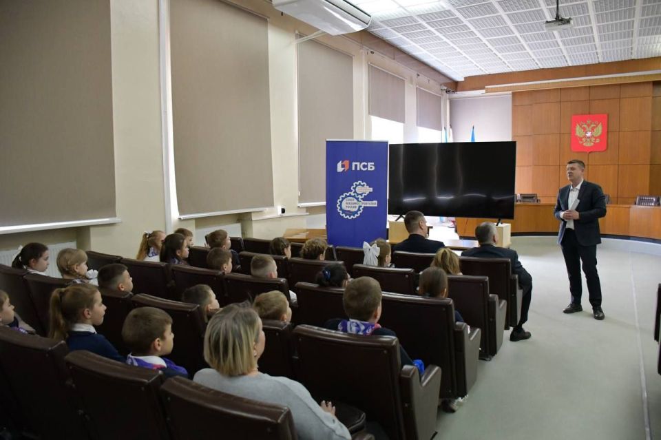 «Разговоры о важном» на производстве: школьники Луганска прикоснулись к истории и будущему промышленности на заводе «Лугамаш» «Разговоры о важном» на производстве: школьники Луганска прикоснулись к истории и будущему промышленности на заводе «Лугамаш»
