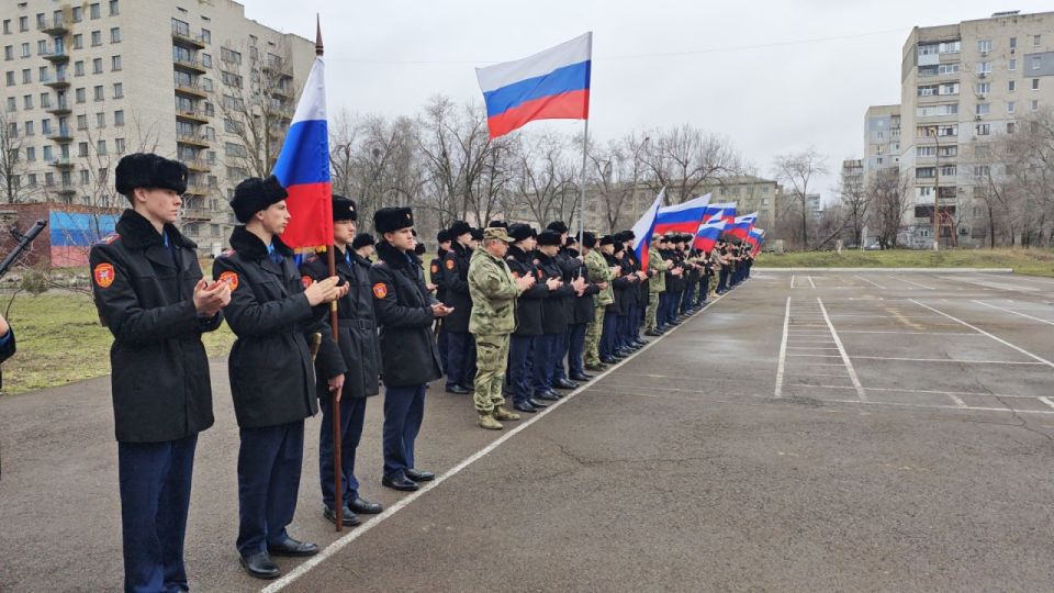 Торжественное построение в кадетском корпусе в честь Дня воссоединения Крыма с Россией Торжественное построение в кадетском корпусе в честь Дня воссоединения Крыма с Россией