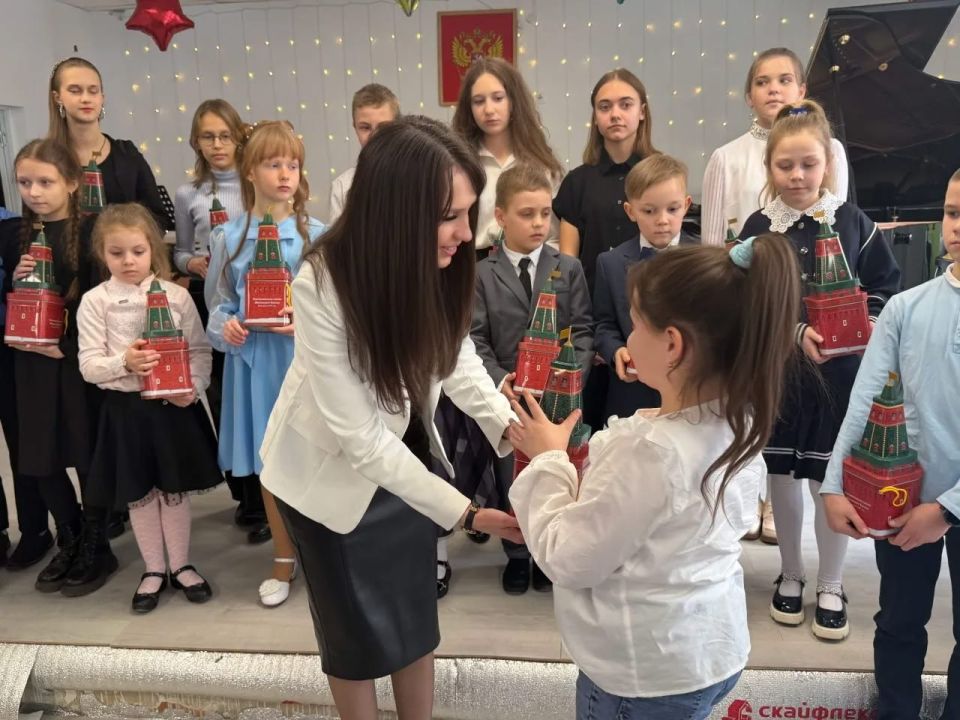 В преддверии Дня работника культуры Яна Сылкина подарила сладкие подарки детям-лауреатам творческих конкурсов и фестивалей В преддверии Дня работника культуры Яна Сылкина подарила сладкие подарки детям-лауреатам творческих конкурсов и фестивалей