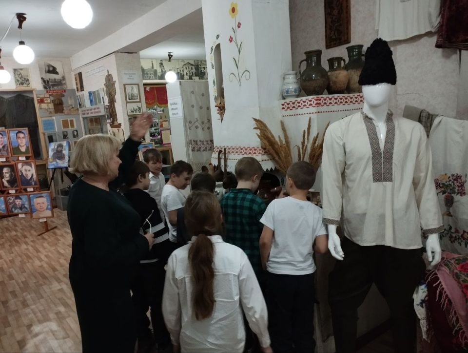 В Кировском историко-художественном музее состоялась экскурсия по залам музея для учащихся 3, 4 классов Кировской СШ №3. Они имели возможность посмотреть экспонаты раздела «Довоенная Голубовка», «Родная природа» В Кировском историко-художественном музее состоялась экскурсия по залам музея для учащихся 3, 4 классов Кировской СШ №3. Они имели возможность посмотреть экспонаты раздела «Довоенная Голубовка», «Родная природа»