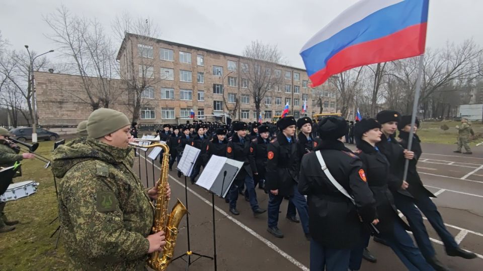 Торжественное построение в кадетском корпусе в честь Дня воссоединения Крыма с Россией Торжественное построение в кадетском корпусе в честь Дня воссоединения Крыма с Россией