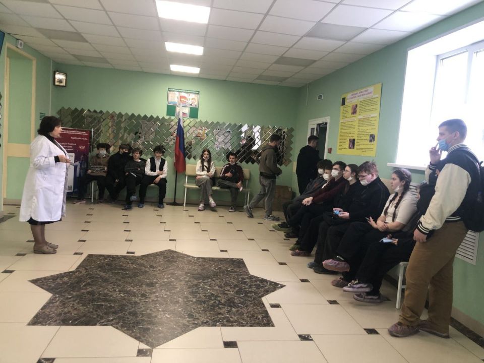 «Здоровое будущее»: Школьников Брянки познакомили с профессией врача «Здоровое будущее»: Школьников Брянки познакомили с профессией врача