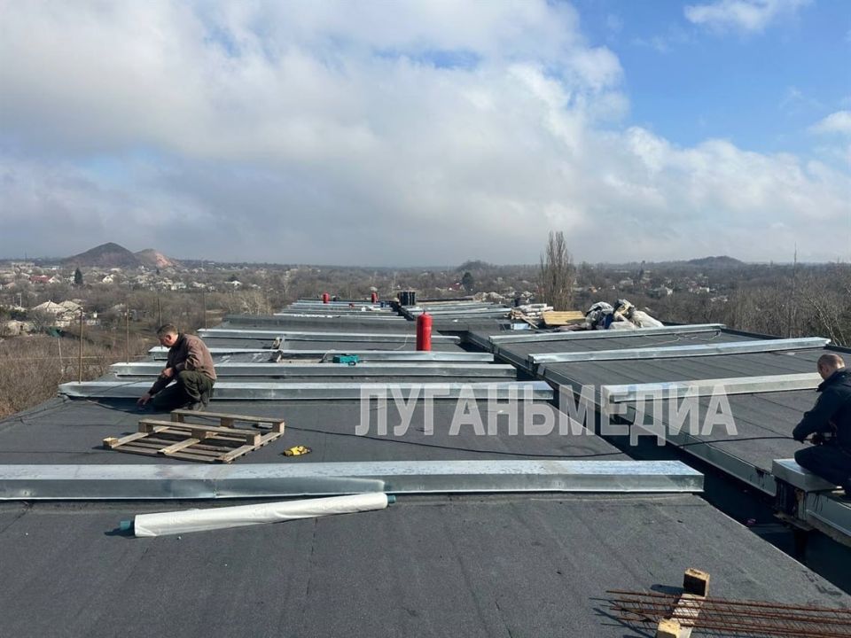 Представители Антрацитовского местного отделения партии «Единая Россия» проинспектировали ход ремонтных работ в одном из МКД города Представители Антрацитовского местного отделения партии «Единая Россия» проинспектировали ход ремонтных работ в одном из МКД города