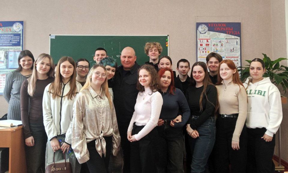 Студентам рассказали об ответственности на дороге в Брянковском колледже Студентам рассказали об ответственности на дороге в Брянковском колледже